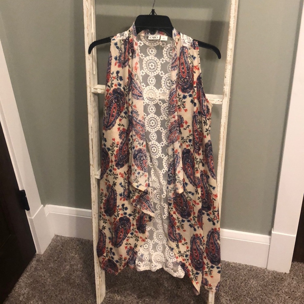 Sleeveless Lace back cardigan.